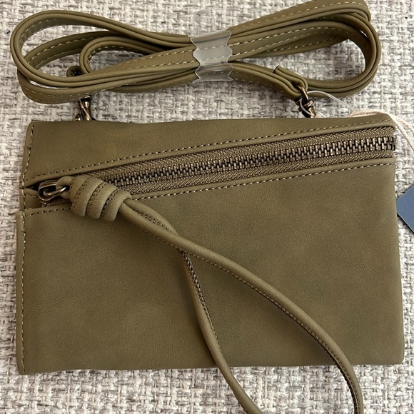 NWT Universal Thread Crossbody Wristlet - Picture 2 of 7